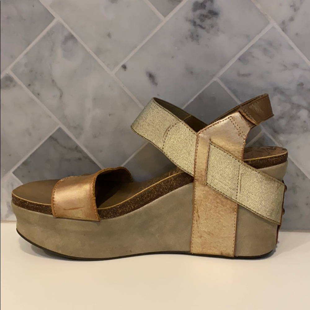 BUSHNELL IN GOLD WEDGE SANDALS